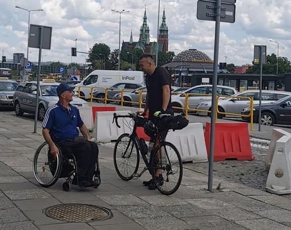 Tadeusz Mazur z Ostrowca zbiera pieniądze na ręczny wózek sportowy. Pomaga mu policjant z Kielc (ZDJĘCIA)