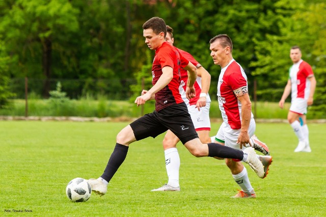 Arkadiusz Femin (przy piłce) od nowego sezonu będzie piłkarzem drużyny KS Wiki Sanok.