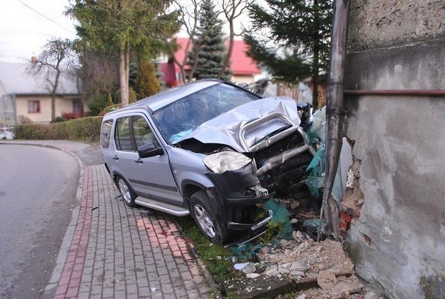 Do zdarzenia doszło w czwartek przed południem, na ulicy Konopnickiej w Krośnie. Kierująca osobową hondą, z nieustalonych dotąd przyczyn zjechała na przeciwny pas ruchu, a następnie przejechała przez chodnik i uderzyła w budynek mieszkalny. 53-letnia krośnianka z obrażeniami trafiła do szpitala.Kierującej pobrano krew do badań na zawartość alkoholu oraz środków odurzających. Za rażące naruszenie przepisów ruchu drogowego, policjanci zatrzymali kobiecie prawo jazdy.Prowadzone postępowanie pozwoli wyjaśnić szczegółowe okoliczności tego zdarzenia.Zobacz też: Wypadek drogowy. Strażnik graniczny potrącił pieszy, który nagle wszedł na drogą. Mężczyzna nie żyje