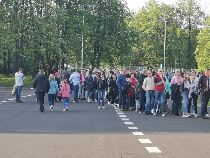 Dzisiaj wielka majówka na Stadionie Śląskim. Pierwsi fani już na trybunach. Mnóstwo ludzi jeszcze w kolejce do bramy ZDJĘCIA