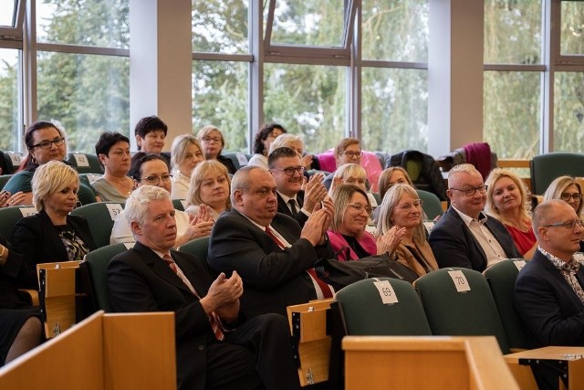 Uroczystość nagrodzenia jastrzębskich nauczycieli odbyła się w sali obrad Rady Miasta. 