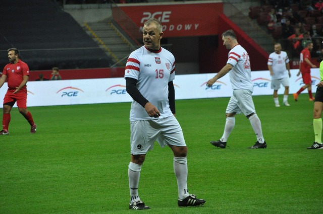 Andrzej Kobylański (na pierwszym planie) podczas meczu Olimpijczyków i Przyjaciół na PGE Narodowym w Warszawie.