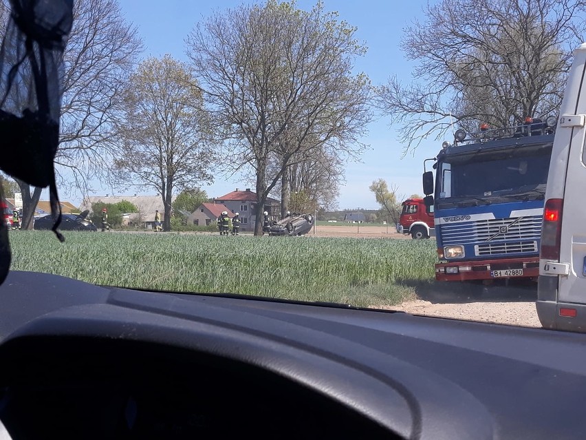 Dziękonie. Wypadek na DK 65. Mitsubishi dachowało. Dwie osoby ranne, w tym dziecko [ZDJĘCIA]