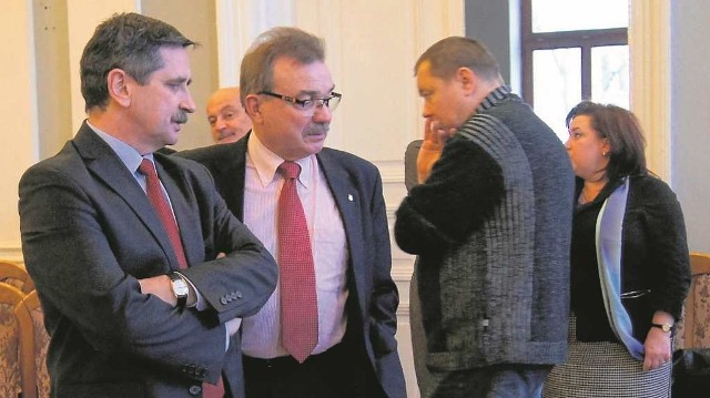 Henryk Słomka-Narożański (drugi z lewej) zapewnia, że odwołanie go z funkcji wiceprezydenta zbiegło się z jego chorobą. - Odwołanie nastąpiło już po dostarczeniu zwolnienia lekarskiego - mówi