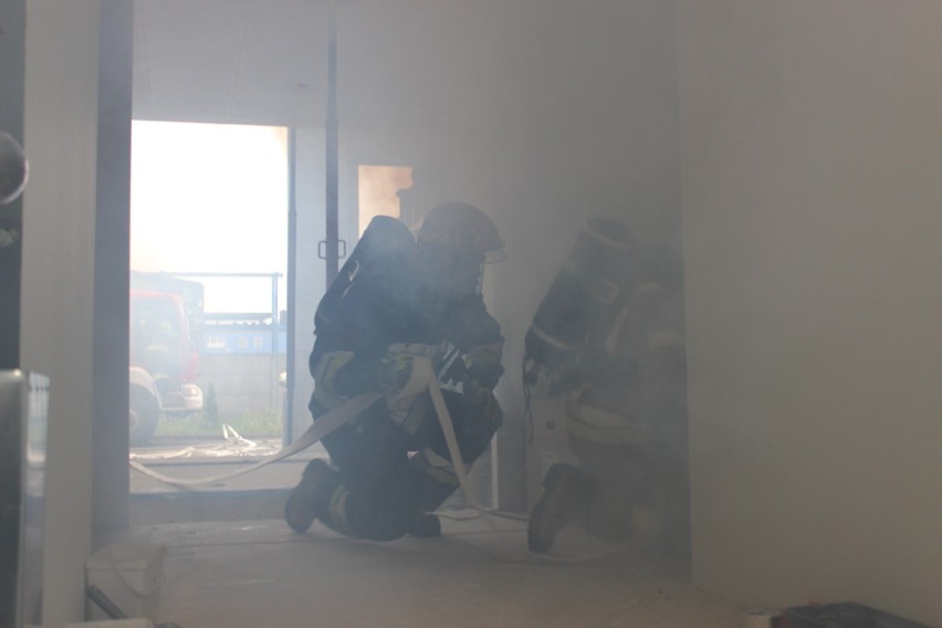 Bielsk Podlaski. Pożar w hali produkcyjnej. Strażacy ćwiczyli ewakuację osoby poszkodowanej (zdjęcia)