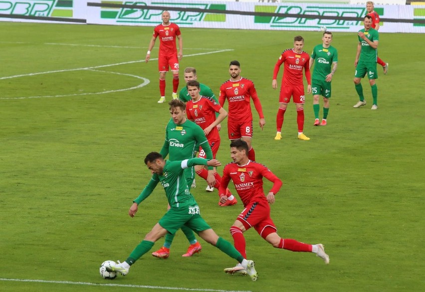 Piłkarze Radomiaka (na zielono) będą w nowym sezonie...