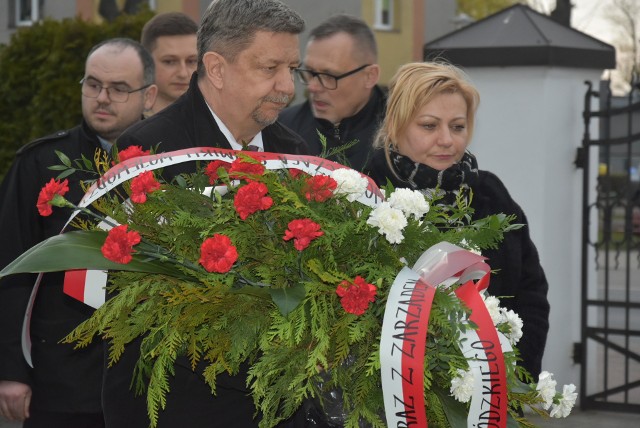 Katyń. Sieradz pamięta o zbrodni. Marszałek i prezydent złożyli kwiaty