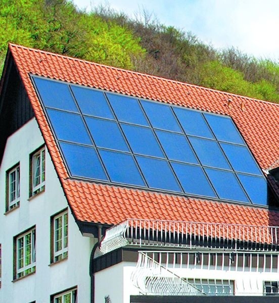 Na dachu dużego budynku zainstalowano tzw. system wielokolektorowych paneli słonecznych