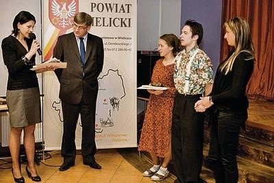 Organizatorzy i laureaci "RAMPY 2010": Od lewej: dyrektor CK w Gdowie Edyta Trojańska-Urbanik, wicestarosta wielicki Mirosław Mrozowski, zdobywcy Grand Prix Natalia Celary i Filip Jurkowski oraz ich opiekunka Arleta Marszalik Fot. Bogusław Zdebski