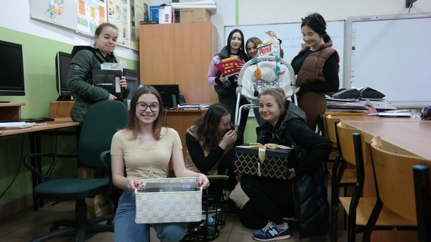 Dzień bez plecaka z Zespole Szkół w Gorzycach. Nie uwierzysz, w czym uczniowie przynieśli zeszyty i książki (FOTO)