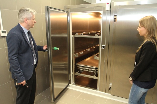 Doktor Przemysław Wolak pokazuje jedną z chłodni na Wydziale Nauk o Zdrowiu w Kielcach, które służą do przechowywania zwłok.