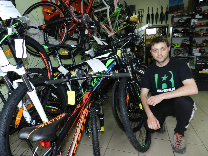 Bartłomiej Ciurlik pracuje w sklepie rowerowym w...