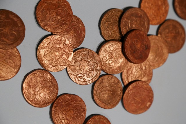 680 szt. osiemnastowiecznych, rosyjskich monet z wizerunkiem Katarzyny Wielkiej oraz 40 szt. unikatowej biżuterii pochodzącej z epoki brązu i żelaza zostało zatrzymanych przez funkcjonariuszy Krajowej Administracji Skarbowej. Skarby zostały przekazane Muzeum Podlaskiemu w Białymstoku. 