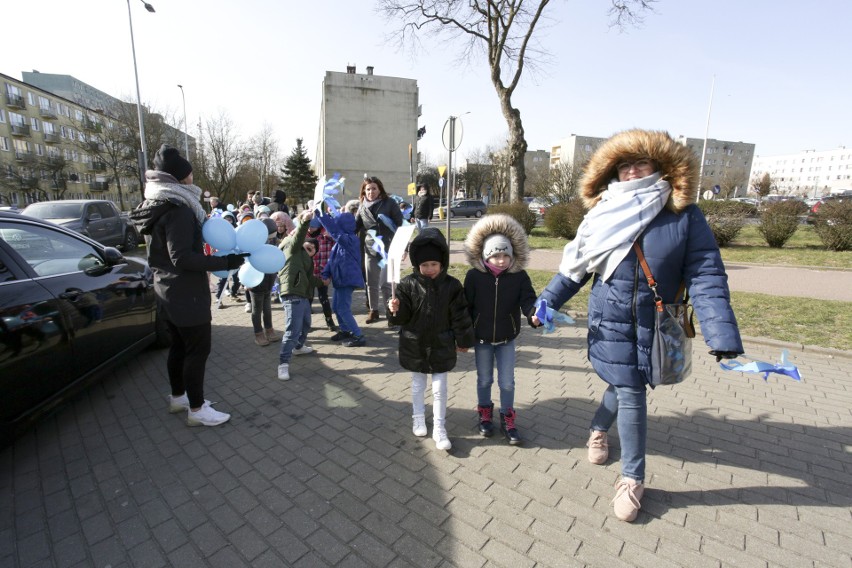 Niemal 500 osób, głównie dzieci, maszerowało dzisiaj ulicami...