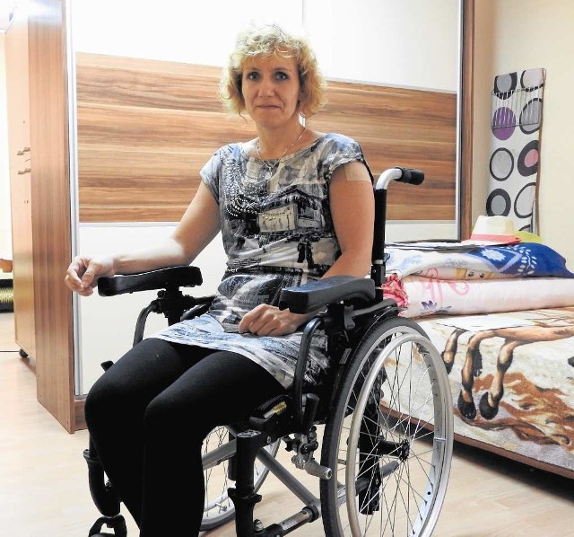 Irena Dyduch na wózku inwalidzkim może z pokoju pojechać tylko do łazienki. Z budynku wydostać się już nie może