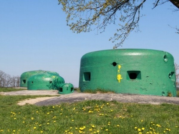 Pancerne kopuły bunkrów MRU niczym magnes przyciągają turystów. Zdaniem internautów, to największa atrakcja turystyczna gminy Międzyrzecz.