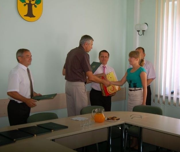 Nagrodę od Wiesława Ordona, burmistrza Nowej Dęby odbiera Katarzyna Samojeden, uczennica klasy III gimnazjum w Cyganach, która została laureatką konkursu z języka niemieckiego na szczeblu wojewódzkim