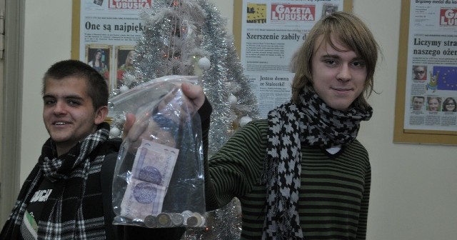 Uczniowie III LO Sebastian Ziemba i Maciej Zawiślak jeszcze wczoraj przynieśli pieniądze na świąteczne paczki