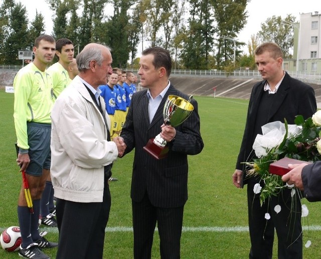 W sobotę Zdzisław Miłkowski (z lewej) otrzymał kwiaty i pamiątkowy puchar z rąk prezesa Broni, Artur Piechowicz i jego wychowanek, Artur Kupiec.
