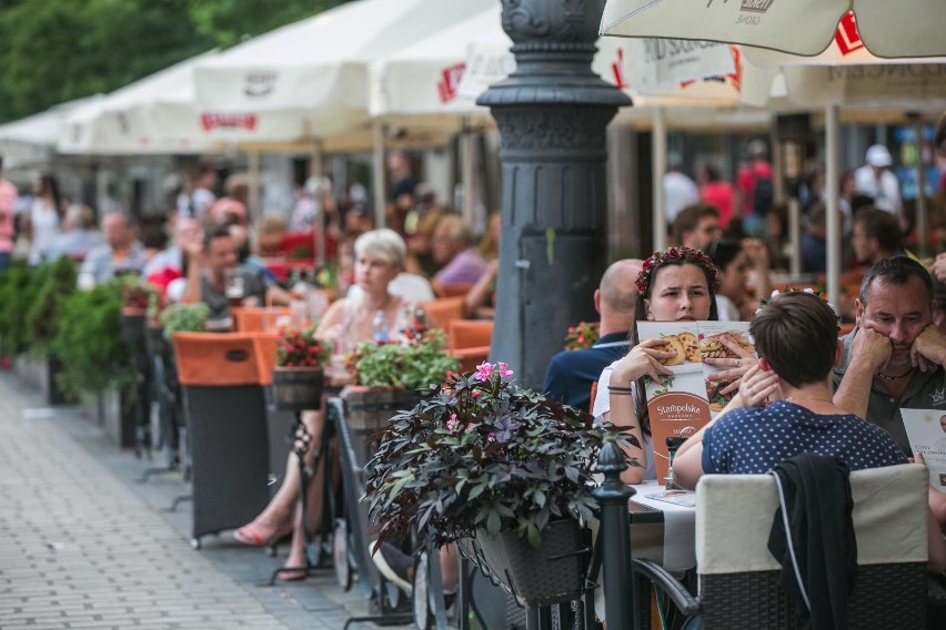 Kraków. Tak mieszkańcy i turyści odpoczywają w ogródkach kawiarnianych [ZDJĘCIA]