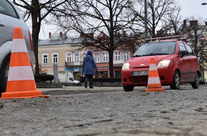 Starówka miasta przepowiada wiosnę. Na Mickiewicza wyrosły już... pachołki 