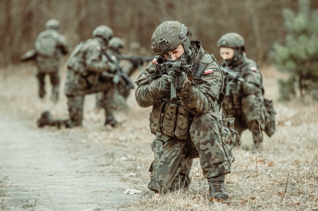 Kolejni ochotnicy szkolą się w szeregach 6 Mazowieckiej Brygady Obrony Terytorialnej.