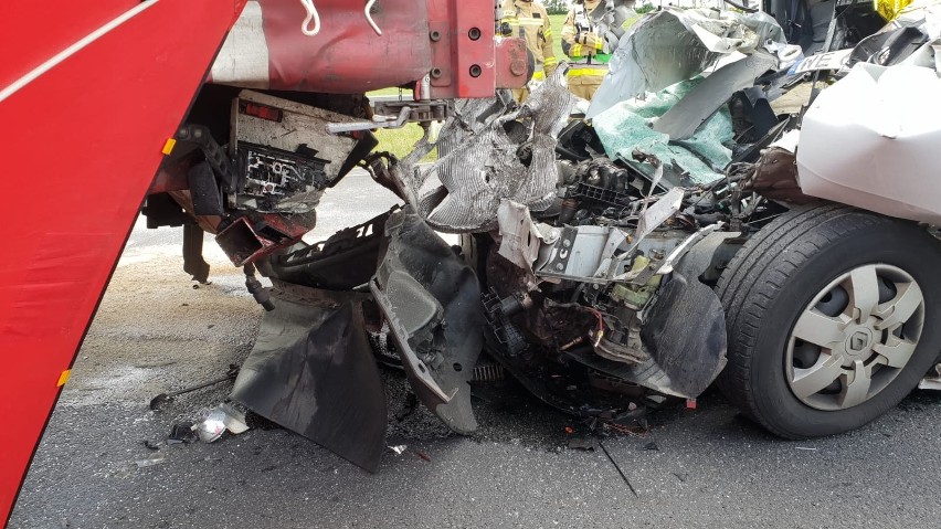 Śmiertelny wypadek na autostradzie A4 w powiecie strzeleckim. Bus wbił się pod ciężarówkę. Nie żyje jedna osoba