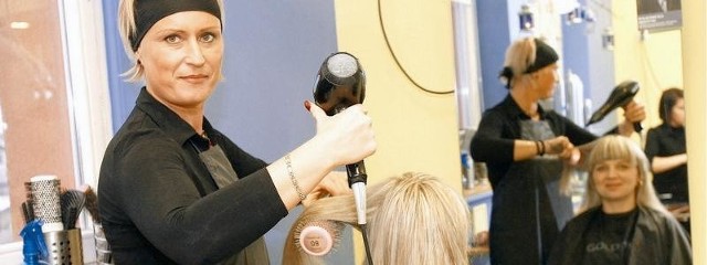 W salonie "Arleta&#8220; fryzjerki podkreślają, że podstawą pięknej fryzury jest dobre strzyżenie. Na zdjęciu szefowa salonu Arleta Nakielska.