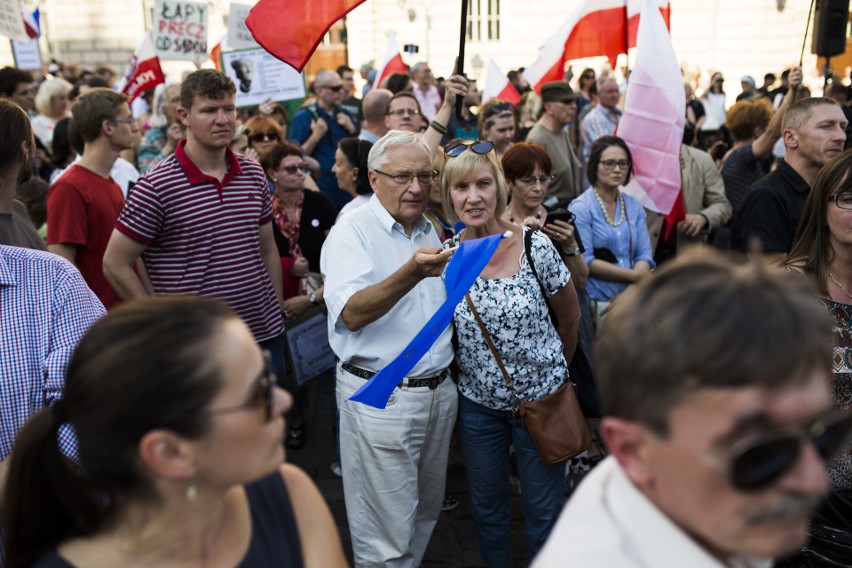 Kolejne protesty pod Wawelem w miesięcznicę pochówku Lecha i...