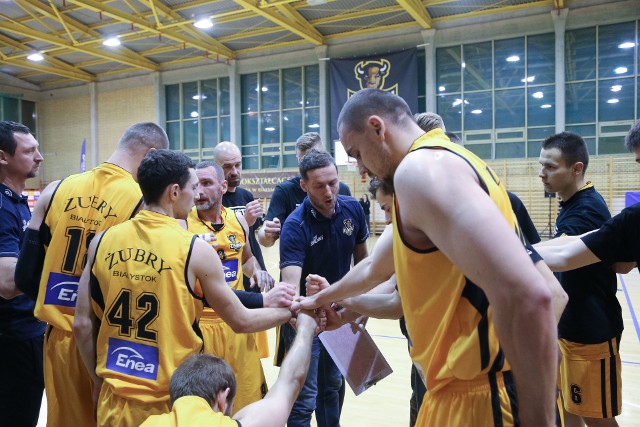 Trener Żubrów Tomasz Kujawa (w środku) jest optymistą przed fazą play-off II ligi