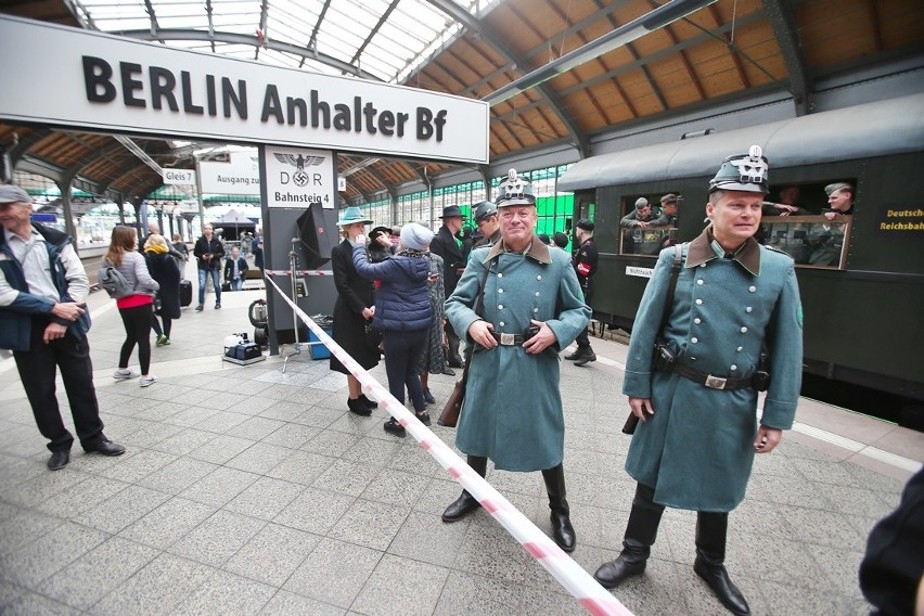 Hitlerowskie flagi na peronach Dworca Głównego. Co się tam dzieje?