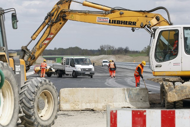 Trwa rozbudowa autostrady A1 w województwach łódzkim i śląskim. Przejechać można, ale trzeba się liczyć z "wąskimi gardłami".