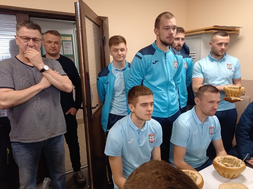 Wielkanocne spotkanie zarządu, piłkarzy i trenera GKS Rudki. Był też burmistrz Nowej Słupi. Zobacz zdjęcia 