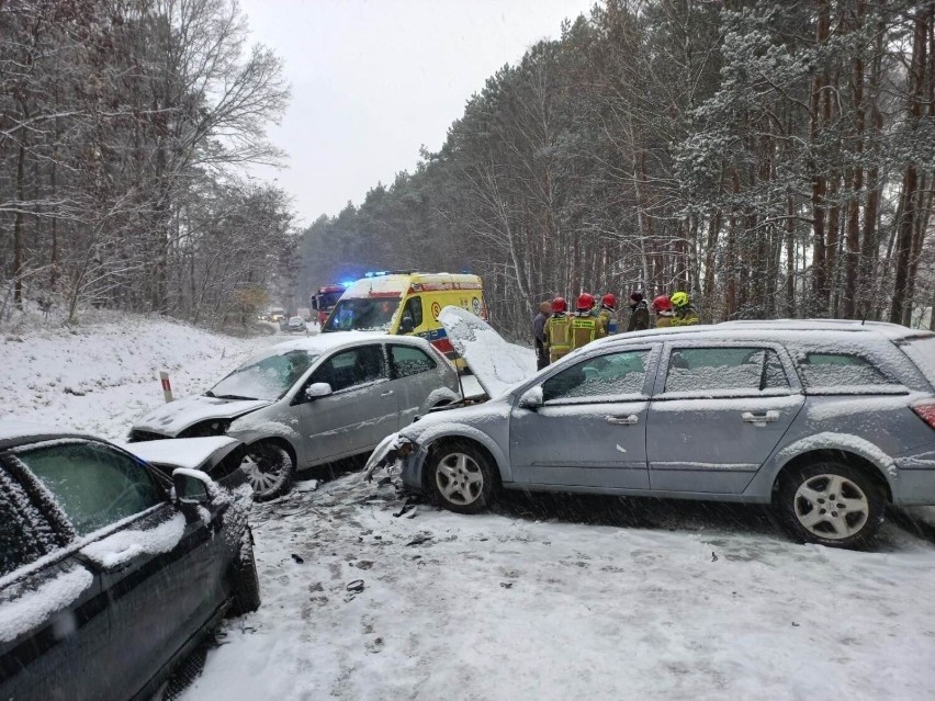 Karambol sześciu aut w Bukowcu w kierunku Poznania. 10 osób...