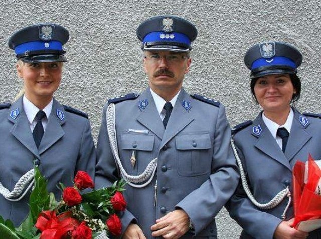 Od lewej Kamila Dzierzyk, zastępca komendanta Dariusz Stroiński i Elżbieta Engelhart