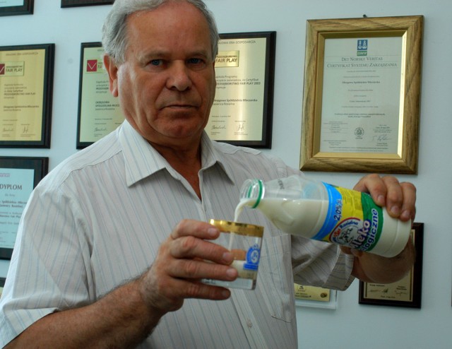 Kazimierz Śnieżek, prezes Okręgowej Spółdzielni Mleczarskiej w Jasienicy Rosielnej nalewa do szklanki mleko, które zwyciężyło w naszym konkursie.