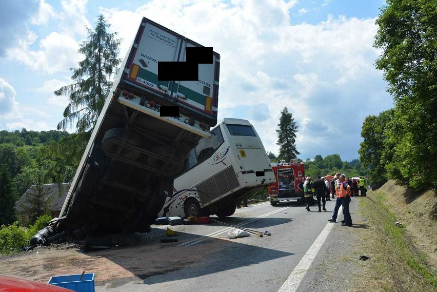 Tenczyn. Poważny wypadek na zakopiance. Tir zderzył się z...