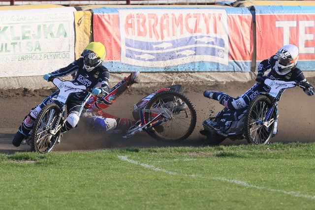 Bydgoscy żużlowcy pokonali w poniedziałek na własnym torze Unię Tarnów 54:35 w swoim pierwszym w tym sezonie meczu w eWinner 1. Lidze. Spotkania miło wspominać nie będzie Mateusz Błażykowski. Junior Polonii upadł na tor w wyścigu młodzieżowym, gdy zawadził o hak motocykla Dawida Rempały. Karambol wyglądał bardzo źle. Bydgoszczanin do parkingu udał się o własnych siłach, ale na torze już się nie pojawił. Po szczegółowych badaniach okazało się, że złamał obojczyk i czeka go dłuższa przerwa w startach. W najbliższy weekend w Gdańsku partnerem Nikodema Bartocha ma być Hubert Gąsior. ZOBACZ ZDJĘCIA Z WYPADKU >>>>