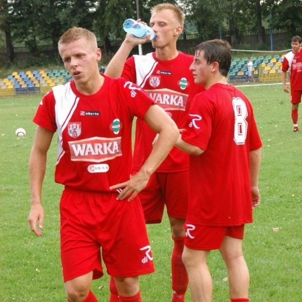 Wojciech Skorupka (z prawej) jeszcze nie wznowił treningów z Radomiakiem. Maciej Lesisz (na pierwszym planie) od poniedziałku nie trenuje z powodu kontuzji ścięgna Achillesa.