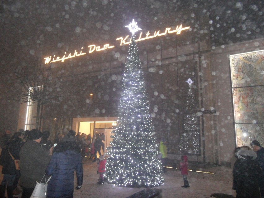 Choinka przed Miejskim Domem Kultury w Myszkowie