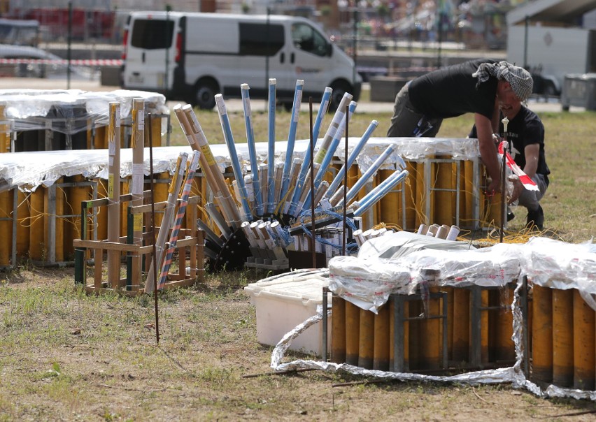 Przygotowania do festiwalu fajerwerków Pyromagic w...