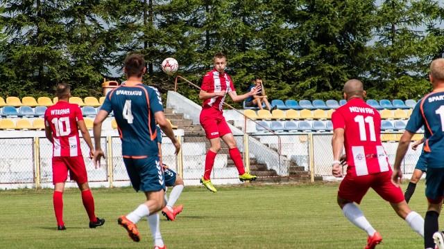 W sobotnim meczu kontrolnym dwóch czwartoligowców górą była Wierna Małogoszcz, która 2:1 wygrała ze Spartakusem Daleszyce. Wierna Małogoszcz - Spartakus Daleszyce 2:1 (2:1)Bramki: Mateusz Rejowski 4, Mateusz Fryc 8 - Łukasz Kraj 3 z karnego.Spartakus: Kraiński - Wysocki, Stefański, Cielibała, Kawiński - Wychowaniec, Trela, Siwonia, Kraj, Soczomski - Majewski oraz Wołowiec, Urbański, Kosmala, Hernik.Wierna: Pawlikowski - Kołodziejczyk, Pawłowski, Radwański, Strzelecki (46. Malinowski) - Czarnecki (46. Trybek), Grzyb (46. Bujak), Bąk (46. Gągorowski). Kraus - Rejowski (70. Szczepańczyk), Fryc (46. Rogula).- To był wartościowy sparing. Mieliśmy osiem dogodnych okazji do zdobycia bramek - jak nie słupek, to nad poprzeczką, albo dobrze interweniował bramkarz Wiernej. Były momenty dobrej gry, ale było widać zmęczenie, bo mocno pracujemy w tym okresie. Ogólnie z meczu jestem zadowolony, ale skuteczność na pewno jest do poprawy - powiedział Krzysztof Trela, grający trener Spartakusa.  Do zespołu z Daleszyc dołączyli już następujący zawodnicy: Tomasz Stefański, Łukasz Kraj, Dawid Kawiński, Bartłomiej Wysocki, Jakub Majewski, wszystko wskazuje na to, że dojdzie też Michał Staszewski.W następną sobotę Spartakus zagra mecz kontrolny w Daleszycach z GKS Rudki - początek o 17. Jeśli chodzi o Wierną, to doszedł między innymi Mateusz Rejowski z Unii Sędziszów, który zdobył jedną z bramek w sparingu ze Spartakusem. Nowymi zawodnikami są też Piotr Radwański ze Zdroju Busko-Zdrój, Tomasz Pawlikowski z Unii Sędziszów. (dor)