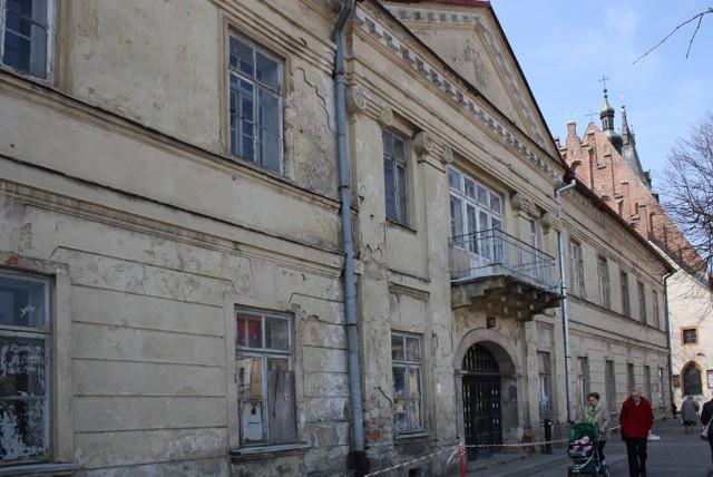 Budynek starego starostwa w Olkuszu od kilkunastu lat stoi pusty. W środku belki podpierają stropy, tynk z wierzchu się sypie