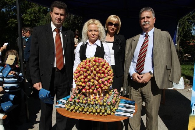 Członkowie Stowarzyszenia Razem Dla Wszystkich  z okazji  urodzin Bartka  ufundowali dla dzieci tort z  430 lizaków.
