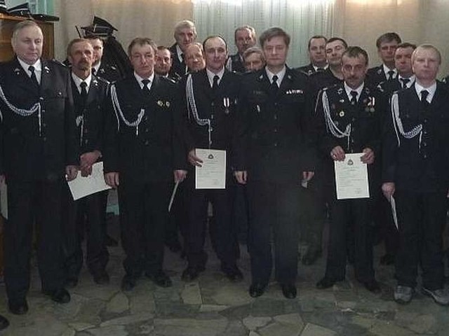 Certyfikaty ukończenia szkolenia wręczył druhom Mirosław Ciepiela (w środku), komendant powiatowy Państwowej Straży Pożarnej.