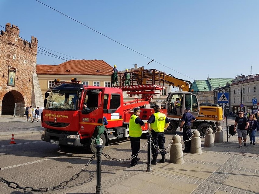 Utrudnienia w okolicach Bramy Krakowskiej w Lublinie. Koparka uszkodziła trakcję (ZDJĘCIA)