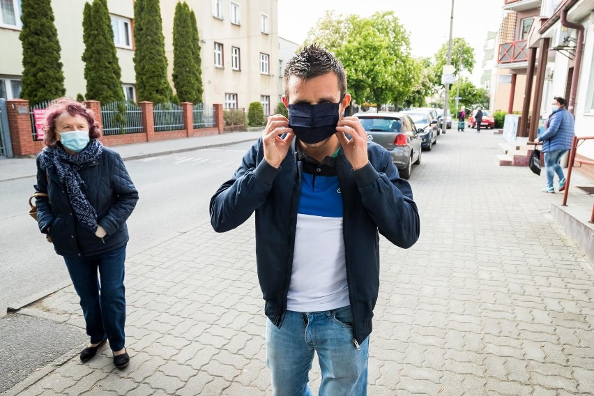 Maseczki ochronne nie są już obowiązkowe? Niezupełnie, o tym wciąż musisz pamiętać. Kiedy i gdzie trzeba nosić maseczkę?