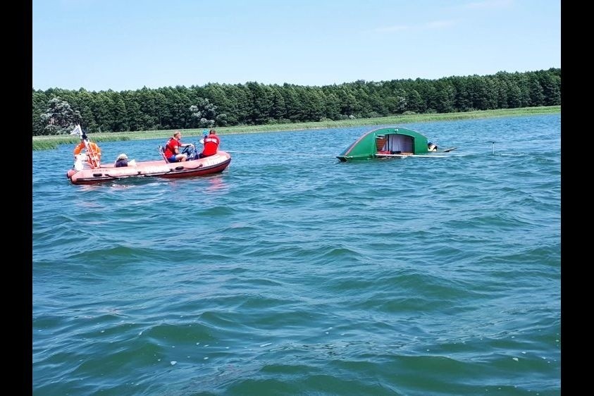 Wywrócona żaglówka na jeziorze Wigry. Policyjni wodniacy ruszyli na ratunek żeglarzom [ZDJĘCIA]