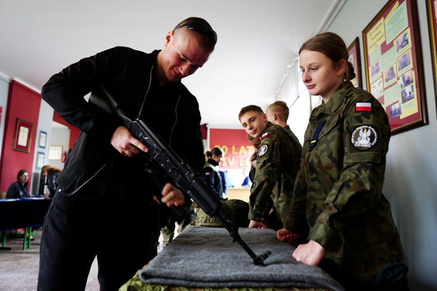 Dzień otwarty w XIV LO. Do wyboru jest klasa służby celno-skarbowej, służby granicznej i wojskowa [FOTO]