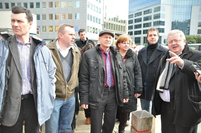 Jan Dąbrowski (drugi z lewej) w trakcie spaceru ulicami...